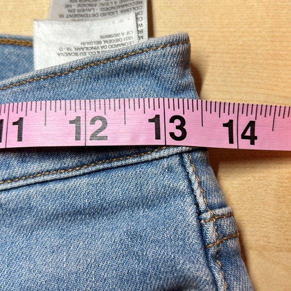 Levi's wedgie Skinny jeans with busted knee light wash Size 26 Button Fly - Picture 10 of 12